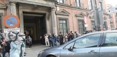 Entrada de uno de los miembros del Consejo de Estado entra en la reunión de este domingo