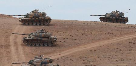 Tanques turcos cerca de la frontera con Turquía