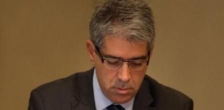 El conseller de la Presidencia,Francesc Homs, observa su dispositivo móvil durante la reunión semanal del Govern.