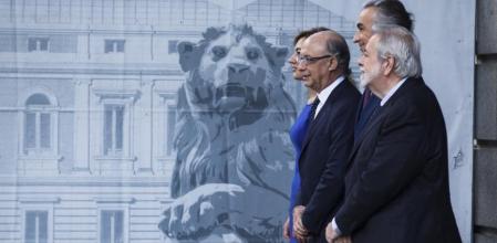 El ministro de Hacienda, Cristóbal Montoro (d), entrega al presidente del Congreso, Jesús Posada, el proyecto de ley de Presupuestos Generales del Estado para 2015, esta mañana en la Cámara Baja