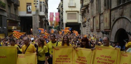 Miembros de la ANC y manifestantes en la plaza de la Paeria de Lleida a favor del 9N