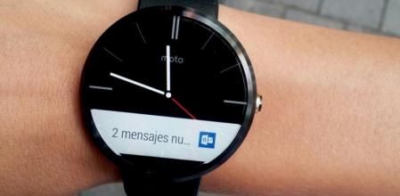 Las notificaciones se muestran en la parte inferior de la esfera del Moto 360