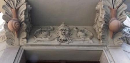 Una entrada del edificio de los caracoles de la calle Tamarit