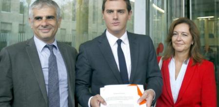 El líder de Ciutadans (C's), Albert Rivera (c), la diputada del Parlament Carina, Sánchez Mejia y el también diputado Carlos Carrizosa muestran a los medios el escrito que han presentado ante la Fiscalía contra Jordi Pujol