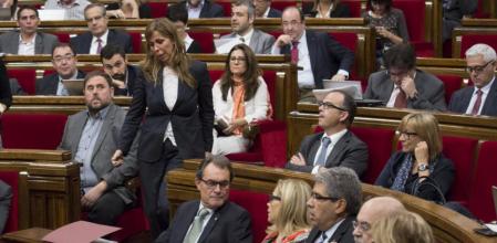 Los diputada del PP, Alicia Sánchez-Camacho, abandona el Parlament tras la votación en la que se designaron los siete miembros de la Comisión de Control de las consultas