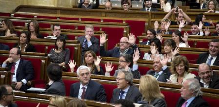 Los diputados del PP han alzado las manos durante la votación en que se ha designado 7 miembros de la Comisión de Control de la consulta del 9-N