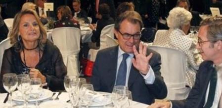 El president Artur Mas (c), acompañado por su esposa Helena Rakosnik (i), charla con el secretario de estado de Cultura José M. Lasalle (d), durante la cena de agradecimiento al mecenazgo Gran Teatre del Liceu en la conmemoración del 15 aniversario de la reconstrucción.