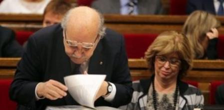 El conseller de Economía de la Generalitat de Catalunya, Andreu Mas-Culell, repasa unos papeles para responder a una pregunta durante la sesión de control del Parlament.