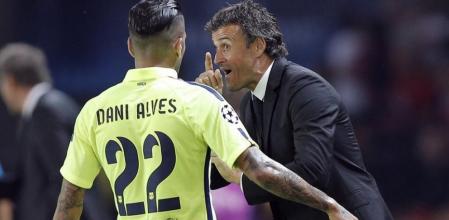 Luis Enrique da directrices a Dani Alves durante el partido ante el PSG