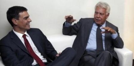 El expresidente del Gobierno, Felipe González (d), conversa con el secretario general del PSOE, Pedro Sánchez (i), durante la XXV Asamblea Plenaria del Consejo Empresarial de América Latina (CEAL), organización formada por los más importantes empresarios privados de Latinoamérica.