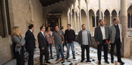 Los miembros de los partidos favorables a la consulta del 9-N (CiU, ERC, ICV-EUiA y CUP), en el Palau de la Generalitat