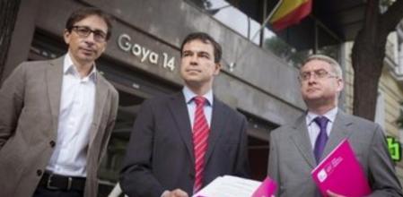 El responsable de Regeneración Democrática de UPyD, Andrés Herzog (c); el portavoz del partido en Cataluña, Ramón de Veciana (d), y el responsable de Instituciones de la formación, Ramón Marcos, presentaron en la Audiencia Nacional, sendas querellas contra el presidente de la Generalitat catalana, Artur Mas, por su presunta vinculación con cuentas bancarias en el principado de Liechtenstein y contra toda la familia Pujol por