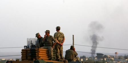 Soldados turcos cerca de la frontera con Siria, con Kobani de fondo