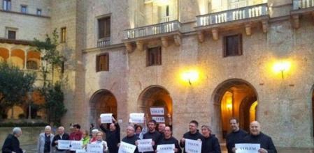 Varios monjes de Monserrat decidieron posar con unas hojas de papel en las que imprimieron el lema 'Volem votar'