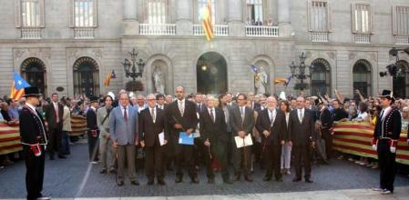 Los alcaldes partidarios de la consulta, en el momento de cruzar desde el ayuntamiento de Barcelona hasta la Generalitat