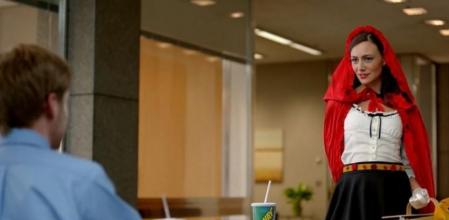 El spot de televisión muestra a una cliente de la famosa cadena de restaurantes afirmando que mantiene la línea para lucir disfraces 'sexies' de cara a Halloween