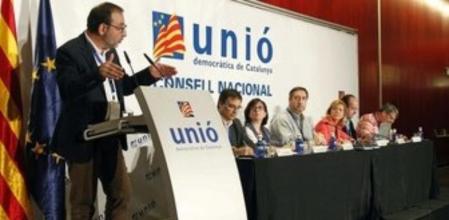 El secretario general de CiU y número dos de Unió Democrática de Catalunya (UDC), el conseller Ramon Espadaler (i), durante el Consell Nacional.