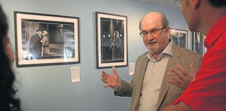 Salman Rushdie, fotografiado en la exposición Paseos de Nobel, en Xalapa