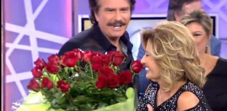 Bigote Arrocet entrega un ramo de rosas por sorpresa a María Teresa Campos durante la celebración del quinto aniversario de '¡Qué tiempo tan feliz!'