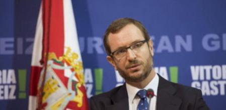 El alcalde de Vitoria, Javier Maroto, durante la presentación de las propuestas concretas de modificación de los criterios para la concesión de ayudas sociales