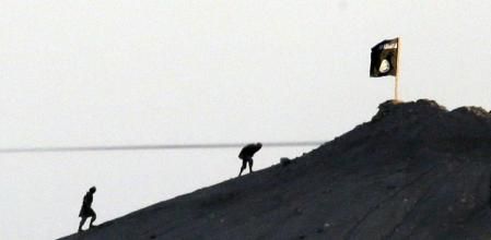 Una bandera del Estado Islámico captada con un teleobjetivo en Kobani