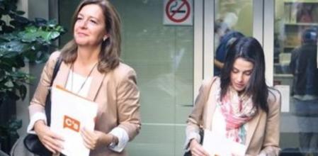 La portavoz del grupo parlamentario de Ciutadans, Carina Mejías (i), y la portavoz adjunta, Inés Arrimadas, a su llegada esta mañana a la Delegación del Gobierno en Catalunya, donde han presentado un escrito para que el Ejecutivo central suspenda la campaña a favor de la consulta soberanista que impulsan la Asamblea Nacional Catalana (ANC) y Òminum, y otro en el que denuncian una posible 