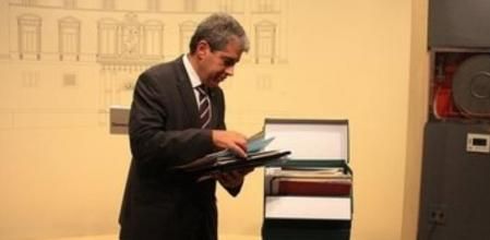 Francesc Homs mira las mociones que el Govern enviará al TC y al Gobierno español.