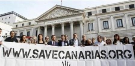 Manifestación en contra de las prospecciones petrolíferas en Canarias, ante el Congreso de los Diputados