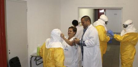 Personal médico se prepara para atender a Manuel García Viejo en el Hospital Carlos III - La Paz, en una imagen de archivo