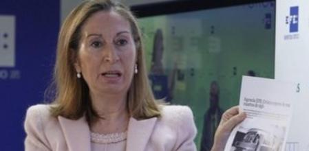 La ministra de Fomento, Ana Pastor, durante su intervención hoy en el Foro Líderes que organizan la Agencia Efe y KPMG, un espacio para la reflexión y el debate sobre la actualidad económica y empresarial de España y el mundo.