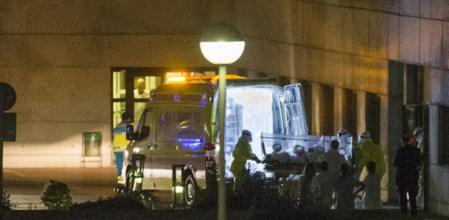 Personal sanitario transporta a la enfermera contagiada de ébola en España