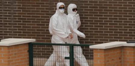 Sanitarios desinfectan el piso donde vive la auxiliar de enfermería infectada por ébola