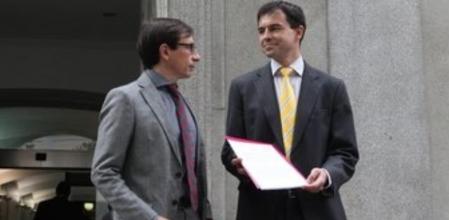 UPyD lleva al Supremo la querella contra Mas por prevaricaciónn Andrés Herzog, responsable de Regeneración Democrática y abogado de UPyD, y Ramónn Marcos, responsable de Instituciones de la formacón.