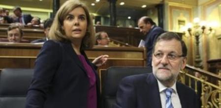 El presidente del Gobierno, Mariano Rajoy y la vicepresidenta, Soraya Sáenz de Santamaría, durante el pleno que celebra hoy el Congreso de los Diputados.