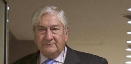 La ministra de Sanidad, Ana Mato (c), junto al consejero de Sanidad de la Comunidad de Madrid, Javier Rodríguez (i), y el director gerente del Hospital de La Paz de Madrid, Rafael Pérez-Santamarina.