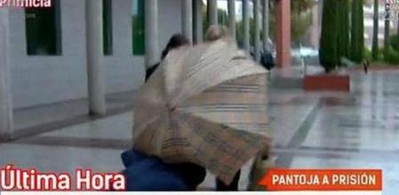La tonadillera ha acudido al juzgado a recoger la notificación de su ingreso en prisión y el reportero de 'Espejo Público' se ha llevado un paraguazo de una de las personas que la acompañaba