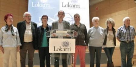 El coordinador de Lokarri, Paul Ríos (4i), acompañado por la dirección del movimiento, durante la rueda de prensa en la que han anunciado la decisión de dar por concluida la trayectoria de la organización