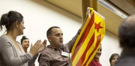 Los parlamentarios de EH Bildu Unai Urruzuno (i) y Dani Maeztu (d), agitan una 'senyera estelada', tras aprobar el pleno del Parlamento vasco una iniciativa de su grupo contra la resolución del Tribunal Constitucional sobre el proceso soberanista de Catalunya