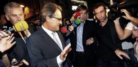 El presidente de la Generalitat, ArturMas, a su salida de la reunión que han mantenido esta noche los partidos que apoyan la consulta soberanista del 9N, que ha acabado sin avances