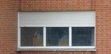 Doctores con trajes de seguridad contra el ébola en el hospital Carlos III