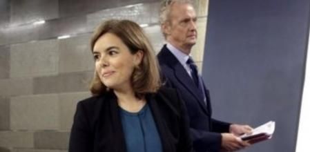 La vicepresidenta del Gobierno, Soraya Sáenz de Santamaría, y el ministro de Defensa, Pedro Morenés (d), a su llegada a la rueda de prensa posterior a la reunión del Consejo de Ministros en la que han anunciado la creación de un comité especial para gestionar la crisis del virus del ébola, que estará integrado por altos cargos de diferentes ministerios y contará con el asesoramiento de un comité científico de expertos.