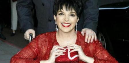 La actriz y cantante Liza Minnelli, a punto de cumplir 80 años, arrastra desde hace tiempo problemas de movilidad que le obligan en ocasiones a usar una silla de ruedas