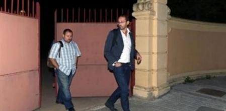 Los diputados de ICV EUIA Joan Mena (i) y Joan Herrera, a su salida del Palacio de Pedralbes, tras la reunión que han mantenido con los partidos que apoyan la consulta catalana.