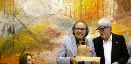 Serrat recibe el premio Christa Leem