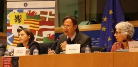 La presidenta de la ANC, Carme Forcadell, el president de la AMI, Josep Maria Vila d'Abadal, y la presidenta de Òmnium Cultural, Muriel Casals, en el acto en el Parlamento Europeu en Brusselas.