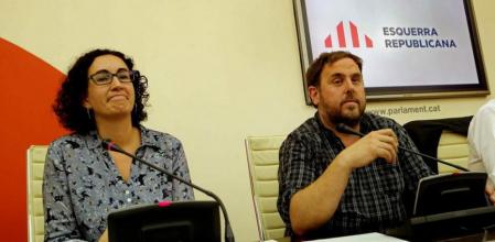 La secretaria general de ERC, Marta Rovira, y el presidente del partido, Oriol Junqueras, durante la reunión extraordinaria de la ejecutiva de ERC que han celebrado esta tarde en el Parlement