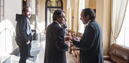 Artur Mas conversa con Josep Rull, mientras David Fernández se espera para hablar con el president