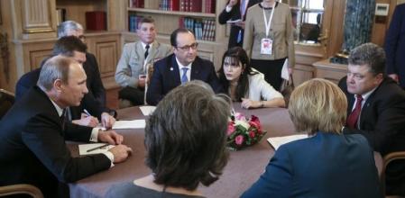 Putin y Poroshenko reunidos en Milán ante la mirada de Merkel y Hollande.