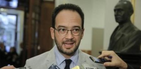 El portavoz del PSOE en el Congreso, Antonio Hernando, realiza declaraciones a los medios de comunicación en el Congreso.