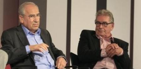 El exvicepresidente del Gobierno Alfonso Guerra, junto al histórico del socialismo en el exilio José Martínez Cobo, durante el acto para conmemorar el 40 aniversario del congreso del PSOE.